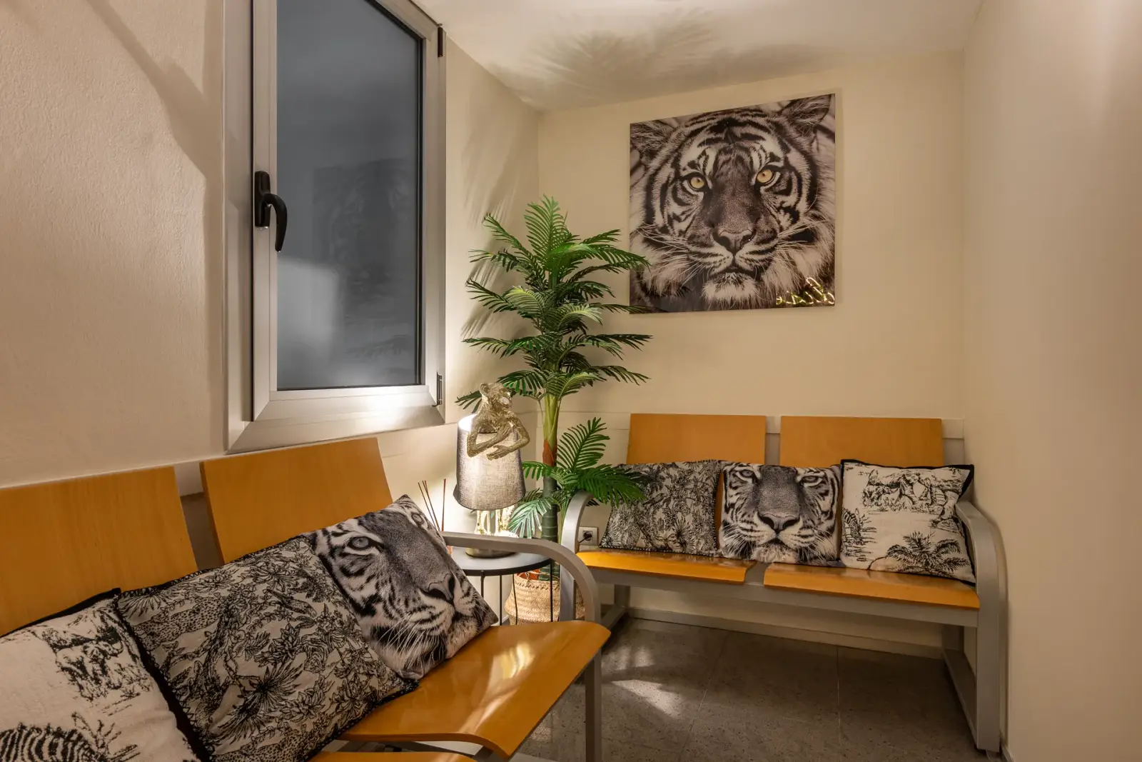 Espace d’attente avec tableau de tigre