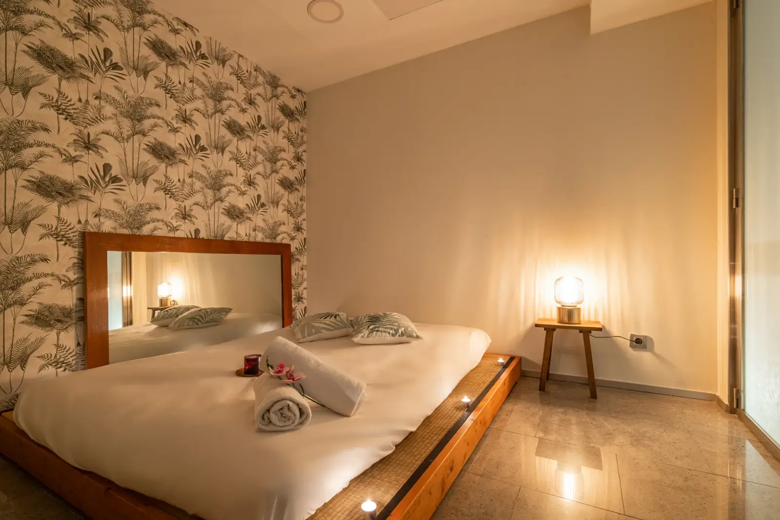 Salon de massage avec lampe de chevet